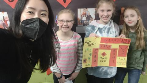 By the end of the class, SS will be able to: 1.Read about the customs of Chinese New Year; 2.Say the phrases of Chinese New Year customs:中国人(zhong guo ren )\过新年 (guo xin nian) \贴福字(tie fu zi)\贴春联(tie chun lian)\放烟花(fang yan hua )\放鞭炮(fang bian pao)\吃饺子(chi jiaozi); 3. Introduce Chinese New Year customs with a poster made in groups.