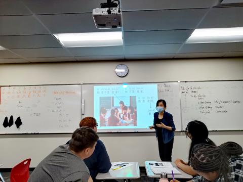 Checking the understanding of "画家“ while reviewing "老师”、“教师”、“教授”.