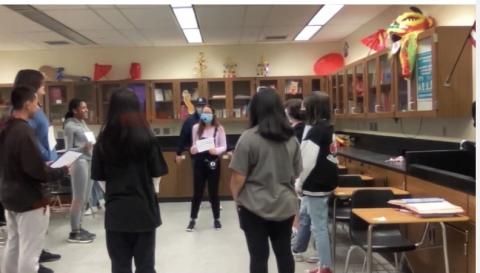 the teacher is leading the students to play a game about describing months in Chinese.