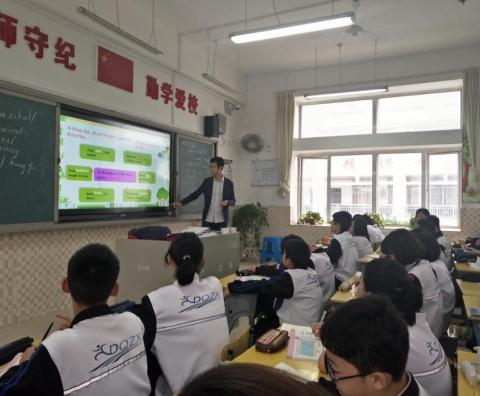 Alumnus Li Long launches English Club in Dongqiao