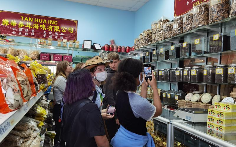 Chen Xiaoyun’s students explore a Chinese grocery store during their field trip