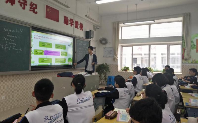 Alumnus Li Long launches English Club in Dongqiao